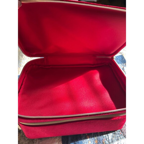 Estee Lauder 2024 Edition Brand New, Never Used, Red Velvet Makeup Bag. - Picture 4 of 5